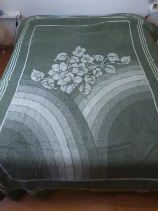 Manta de cama verde con flores