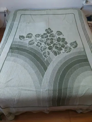 Manta de cama verde con flores