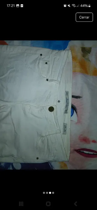 Pantalón vaquero blanco desgastado.