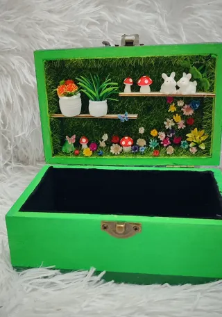 Joyero de madera con miniaturas