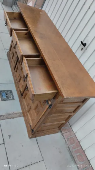 Cómoda antigua de madera