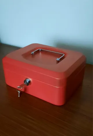 CAJA DE CAUDALES ROJA CON LLAVE