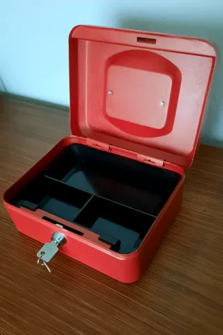 CAJA DE CAUDALES ROJA CON LLAVE