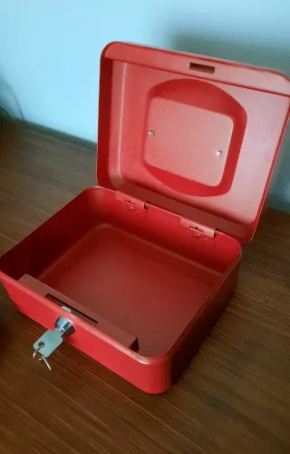 CAJA DE CAUDALES ROJA CON LLAVE
