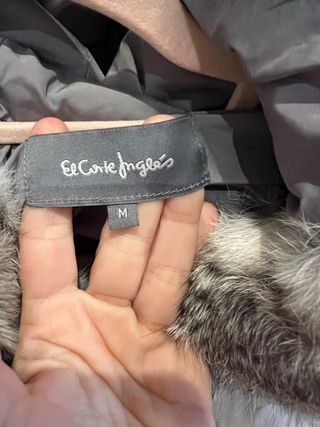 Abrigo de pelo gris y blanco , pelo conejo.