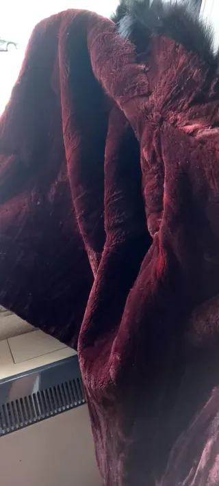 Chaquetón de pelo granate con cuello negro, calida