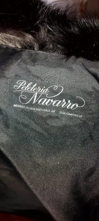 Chaquetón de pelo granate con cuello negro, calida