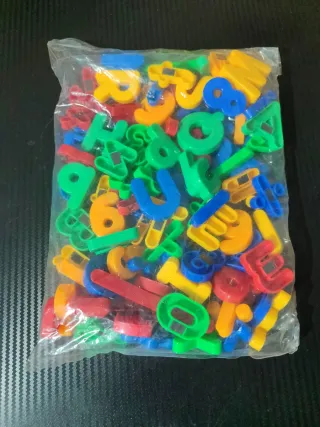 Letras y números magnéticos de colores