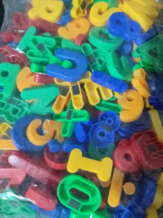 Letras y números magnéticos de colores
