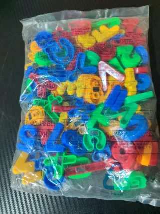 Letras y números magnéticos de colores