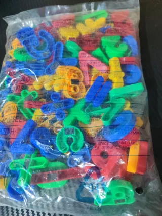 Letras y números magnéticos de colores