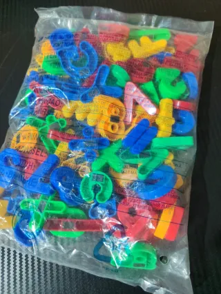 Letras y números magnéticos de colores