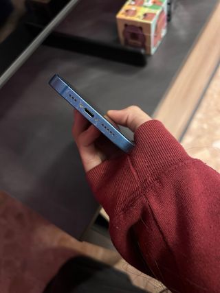 iPhone 13 Azul con cargador