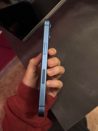 iPhone 13 Azul con cargador