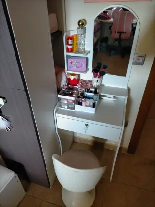 Tocador infantil con espejo y taburete