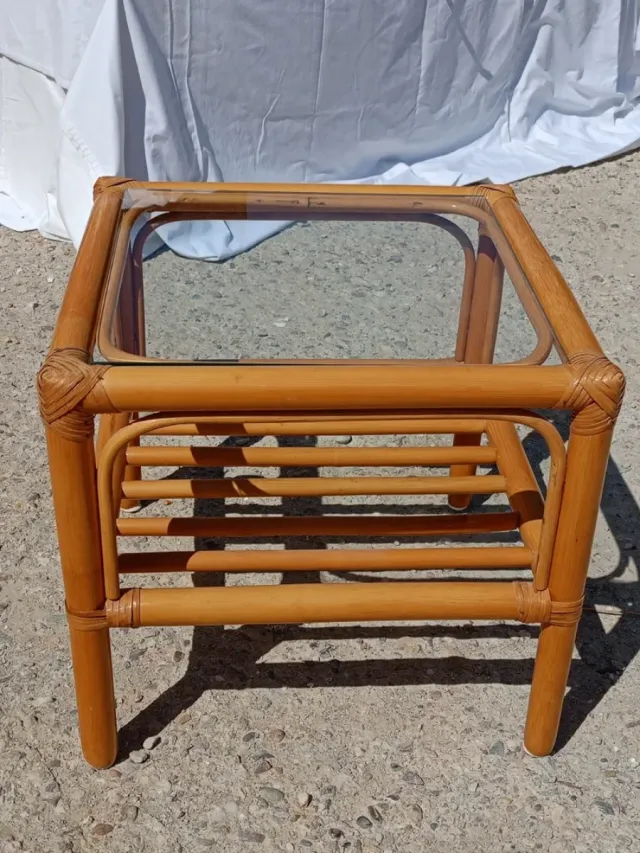 Mesa auxiliar con tapa de cristal