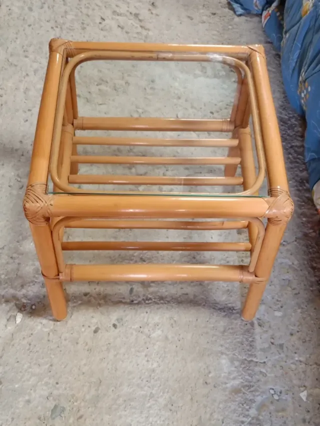 Mesa auxiliar con tapa de cristal