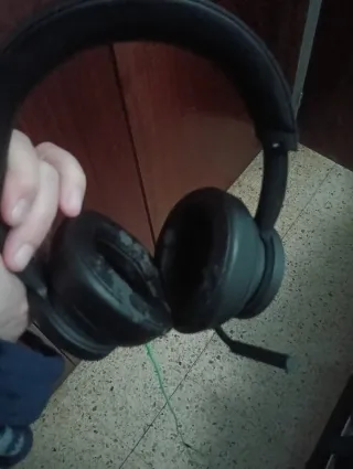 Auriculares Xbox negros con cable verde