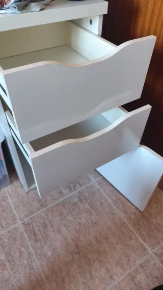 Escritorio blanco poco uso.