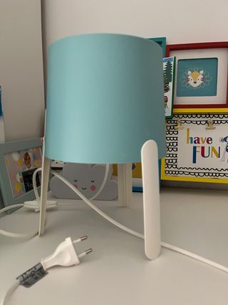 Lámpara de mesa azul y blanca Ikea