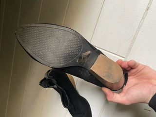 Botines Qupid de ante negros estilo moderno