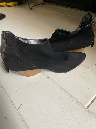 Botines Qupid de ante negros estilo moderno