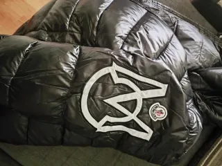 Abrigo negro brillante