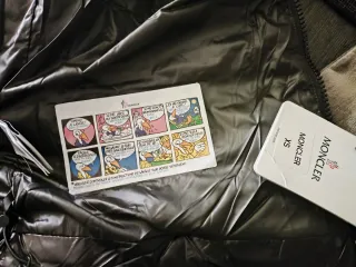 Abrigo negro brillante