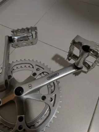 Biela y pedales de bicicleta