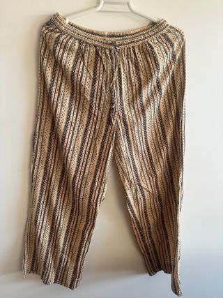 Traje estampado beige y negro