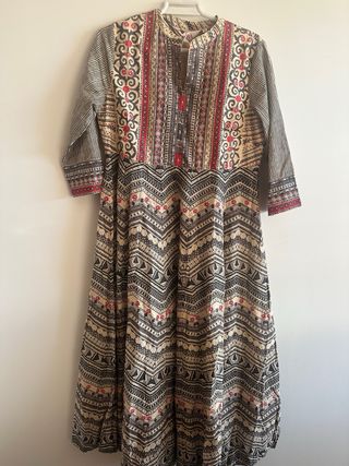 Traje estampado beige y negro