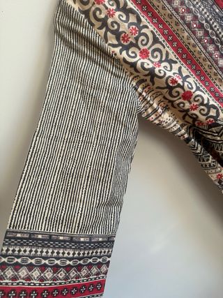 Traje estampado beige y negro