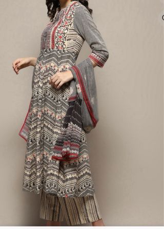 Traje estampado beige y negro