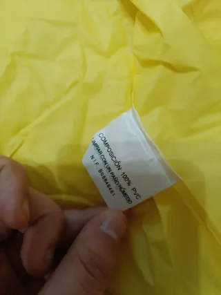 Chubasquero amarillo Agatha Ruiz de la Prada