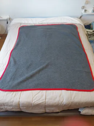 Manta de sofá gris y roja