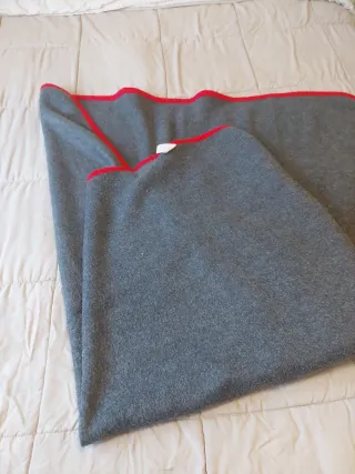 Manta de sofá gris y roja