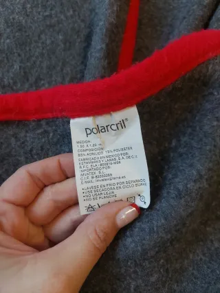 Manta de sofá gris y roja