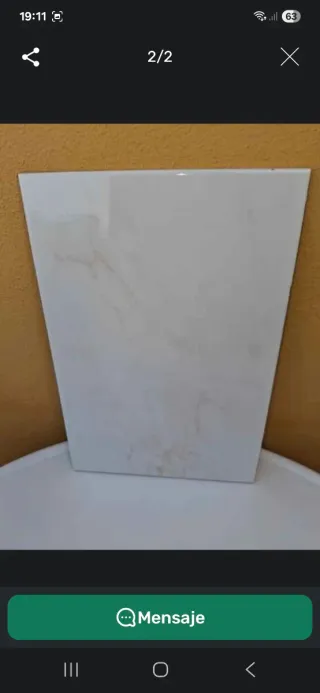 Azulejos blancos con veteado color beige