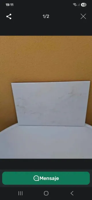 Azulejos blancos con veteado color beige