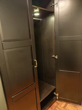 Armario de madera negro