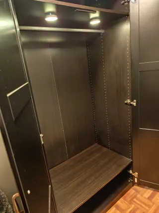 Armario de madera negro