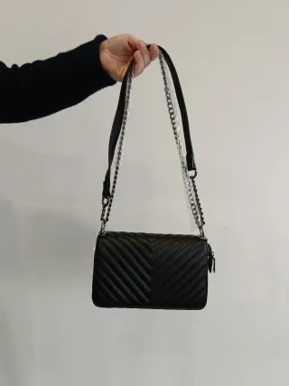 Bolso negro acolchado con cadena