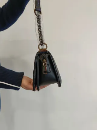 Bolso negro acolchado con cadena