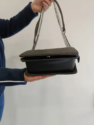 Bolso negro acolchado con cadena