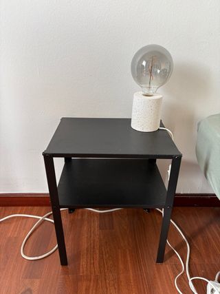 Mesa de noche metálica negra