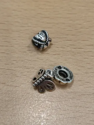 2 Charms Pandora Mariposa y Número 18