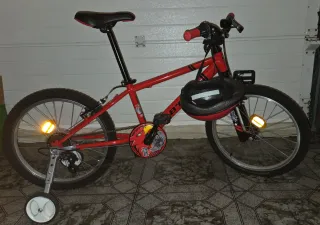 Bicicleta infantil roja con ruedines