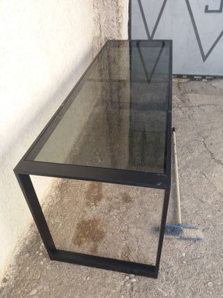 Mesas mostrador, metalicas con cristales.