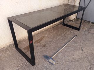 Mesas mostrador, metalicas con cristales.