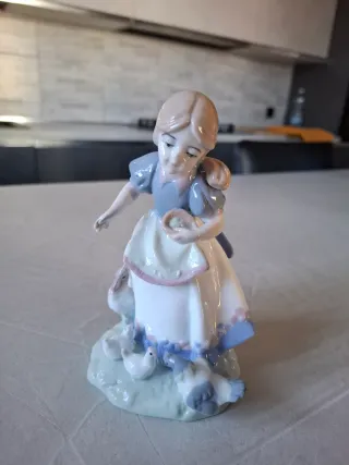 Statuetta di porcellana